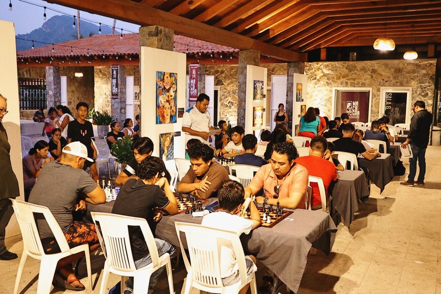 Jugadores durante el octavo torneo de ajedrez Zihuatanejo Sharks