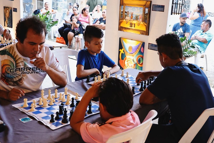 Niños y jóvenes participantes en el octavo encuentro de ajedrez en Zihuatanejo