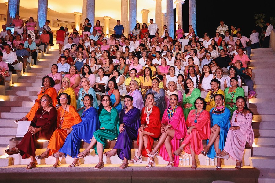 Mujeres sobrevivientes y pacientes desfilan en la Pasarela Rosa de Zihuatanejo