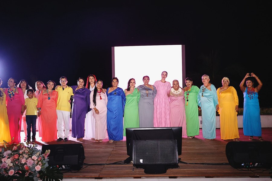Ambiente festivo en la Pasarela Rosa del Partenón en Zihuatanejo