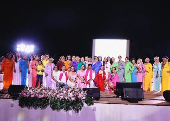 Pasarela Rosa en el Partenón conmemorando el Día Mundial de la Lucha contra el Cáncer de Mama en Zihuatanejo
