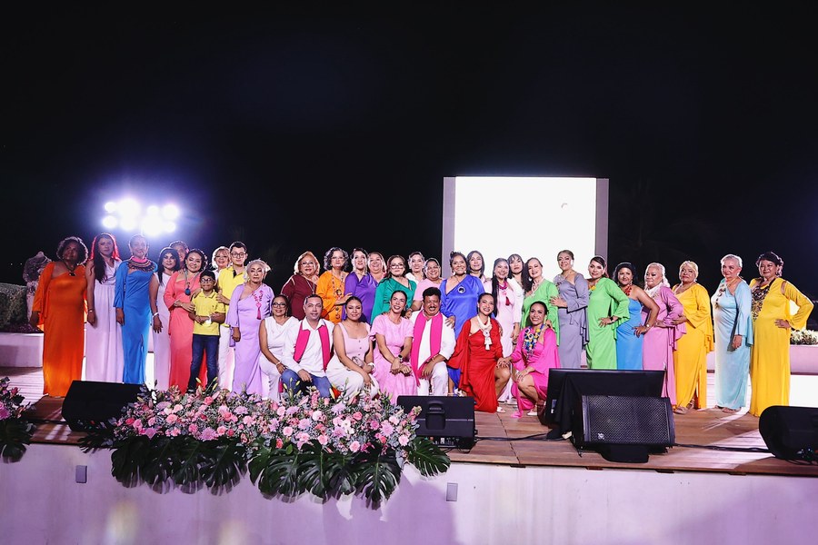 Pasarela Rosa en el Partenón conmemorando el Día Mundial de la Lucha contra el Cáncer de Mama en Zihuatanejo