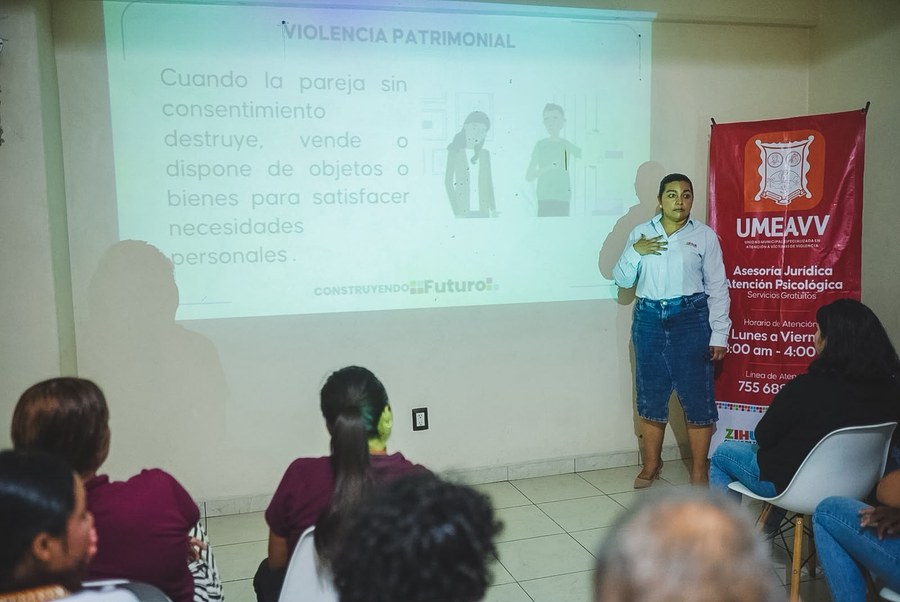 Estudiantes de UDEL Universidad durante la plática sobre violencia familiar