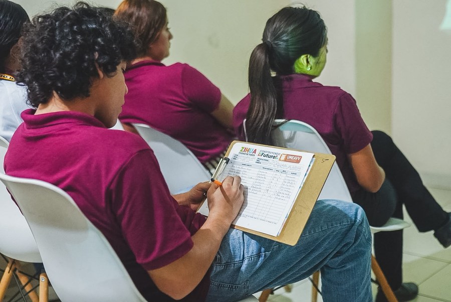 Autoridades de la UMEAVV en la plática sobre violencia familiar en UDEL Universidad