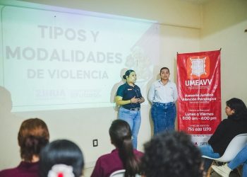 Plática sobre violencia familiar a estudiantes de UDEL Universidad en Zihuatanejo