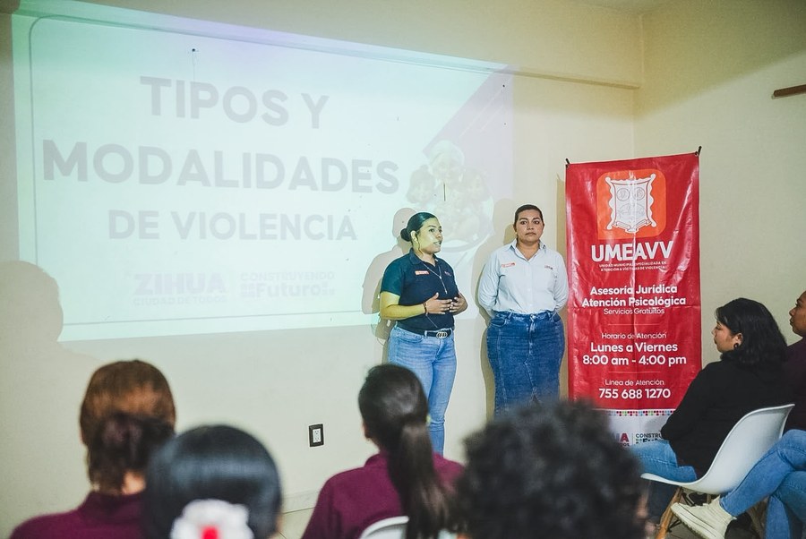 Plática sobre violencia familiar a estudiantes de UDEL Universidad en Zihuatanejo