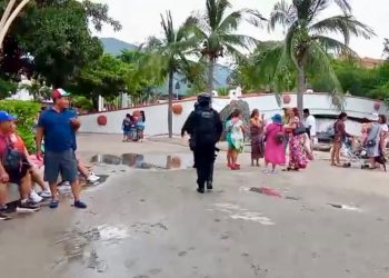 Policía Estatal realiza recorridos preventivos en playas de Zihuatanejo por fuerte oleaje
