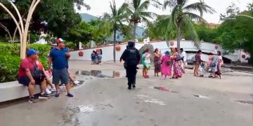 Policía Estatal realiza recorridos preventivos en playas de Zihuatanejo por fuerte oleaje