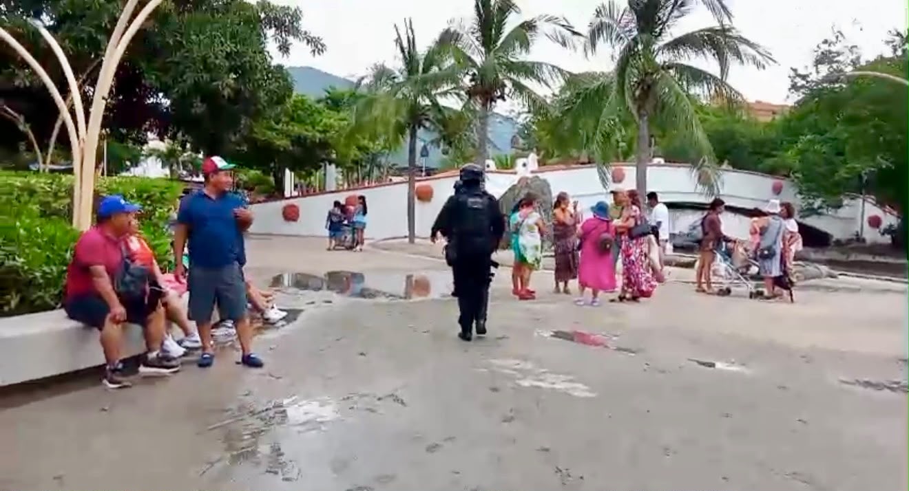 Policía Estatal realiza recorridos preventivos en playas de Zihuatanejo por fuerte oleaje