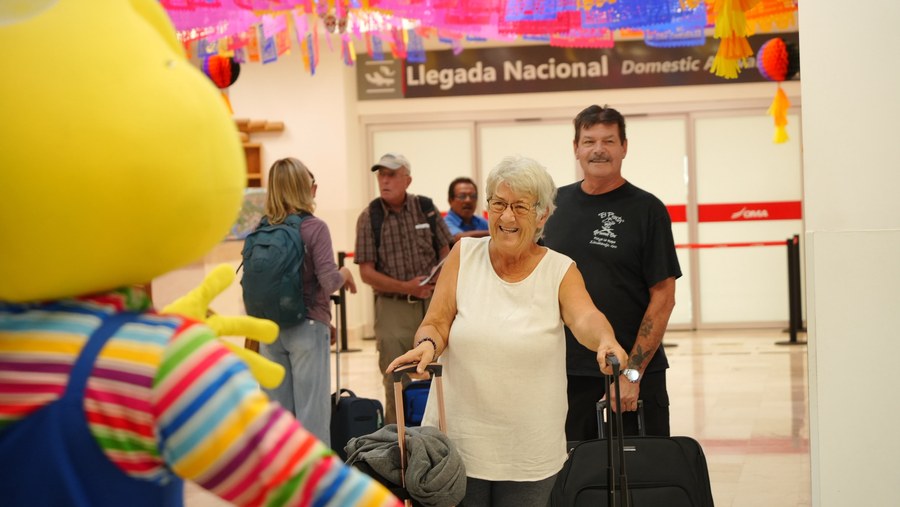 Pasajeros del vuelo de Calgary llegan a la sala de llegadas del Aeropuerto Internacional de Zihuatanejo