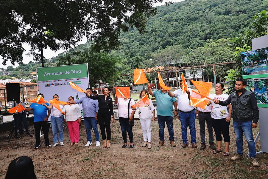 Autoridades municipales en la ceremonia de inicio de obra en la colonia El Hujal