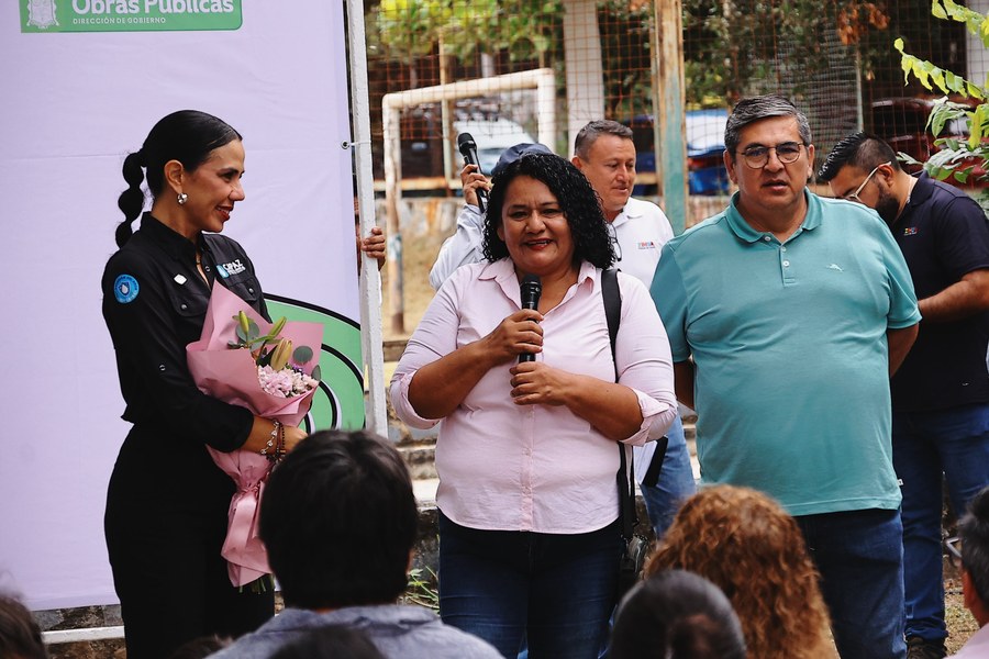 Cancha de fútbol con pasto sintético en el espacio rehabilitado de El Hujal