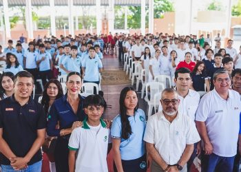 Autoridades municipales y estudiantes de bachillerato en el encuentro sobre salud mental en la Unidad Deportiva Municipal de Zihuatanejo