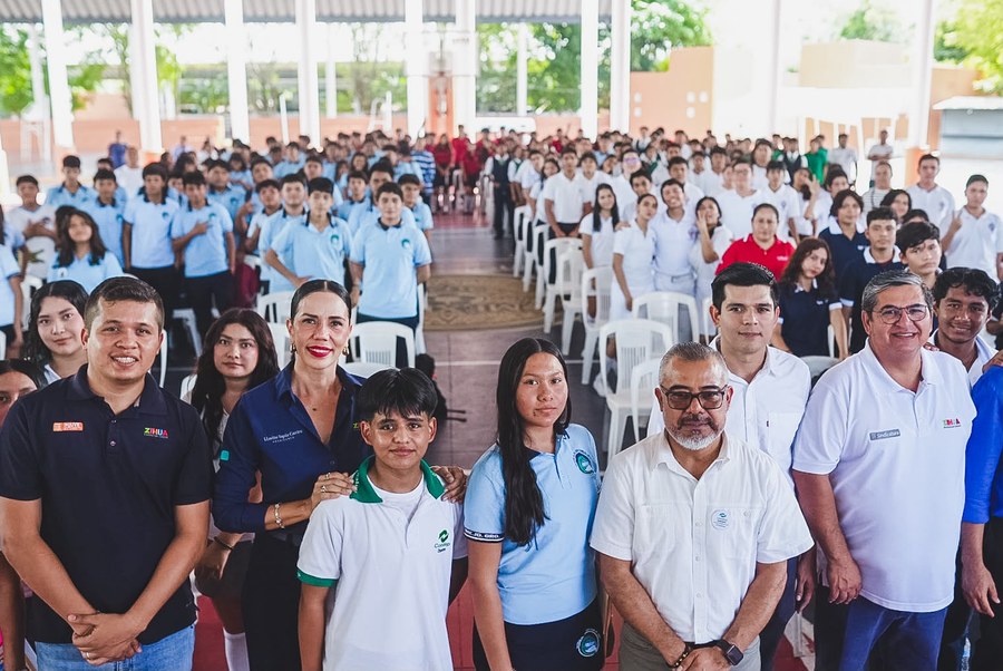 Autoridades municipales y estudiantes de bachillerato en el encuentro sobre salud mental en la Unidad Deportiva Municipal de Zihuatanejo