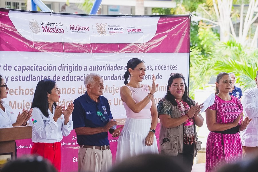 Docentes y alumnas en el taller de derechos de las mujeres en Zihuatanejo