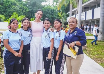 La presidenta Lizette Tapia Castro inaugura taller sobre derechos de las mujeres en la secundaria de La Puerta
