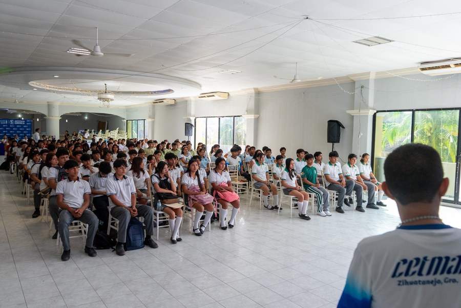 Alumnos de nivel medio superior de Zihuatanejo durante el taller de orientación vocacional del IMJUVE