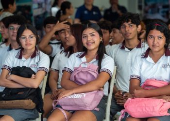 Estudiantes del Cetis 45 con sus mochilas durante el taller de orientación vocacional ¿Y ahora qué? en Zihuatanejo