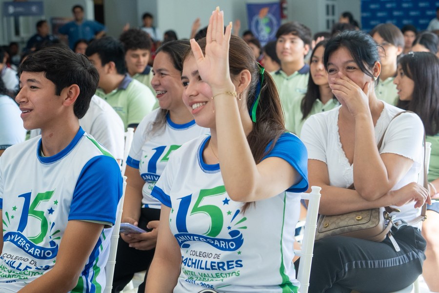 Estudiante del Colegio de Bachilleres Plantel Vallecitos levanta la mano durante el taller ¿Y ahora qué? en Zihuatanejo