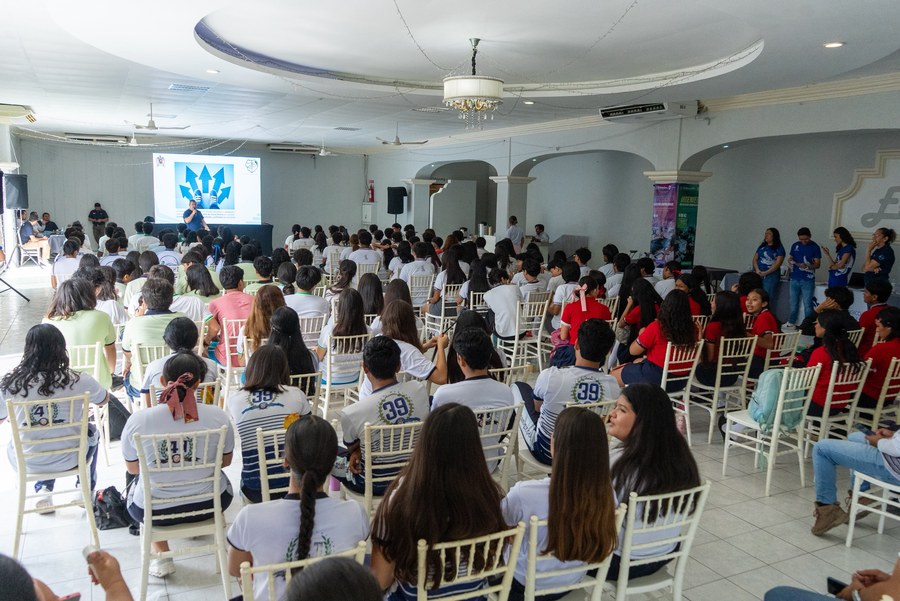 Auditorio lleno durante el taller de orientación vocacional del Instituto Municipal de la Juventud de Zihuatanejo