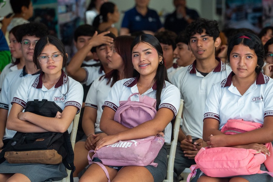 Estudiantes del Cetis 45 con sus mochilas durante el taller de orientación vocacional ¿Y ahora qué? en Zihuatanejo