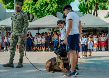 Binomio canino de la Secretaría de Marina durante la exhibición del programa Un Día con el Policía en Zihuatanejo