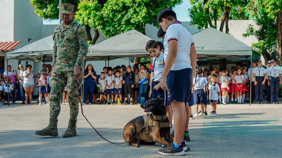 Binomio canino de la Secretaría de Marina durante la exhibición del programa Un Día con el Policía en Zihuatanejo
