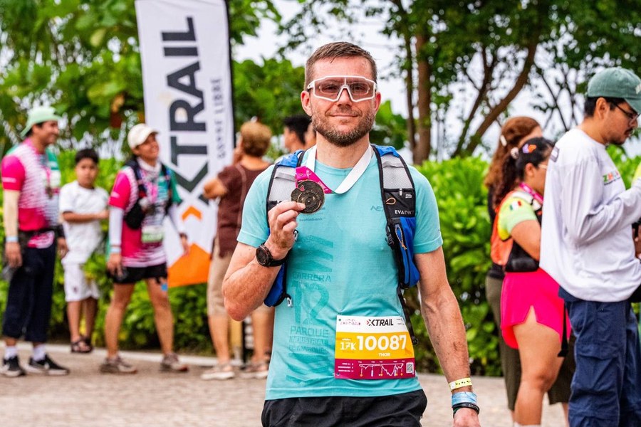 Un corredor muestra su medalla al terminar la carrera Xtrail 2026.