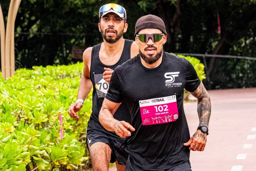 Dos corredores avanzan por el circuito de Xtrail 2026 en Ixtapa-Zihuatanejo.