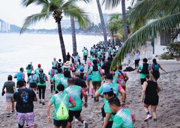 Corredores participan en la carrera Xtrail 2026 sobre la playa de Ixtapa-Zihuatanejo.