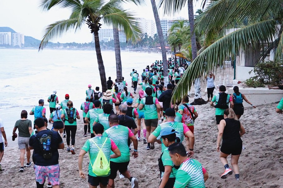 Corredores participan en la carrera Xtrail 2026 sobre la playa de Ixtapa-Zihuatanejo.
